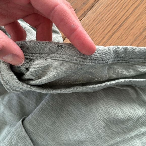 EVERLANE Men’s Light Green Heathered Cotton SS Tee - Picture 4 of 8